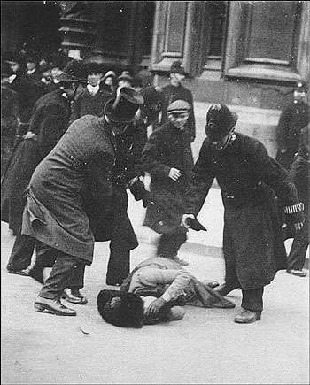 Súffragettan Ada Wright liggur í götunni eftir mótmælafund á Svarta föstudeginum 1910. Það var fyrsti fundurinn þar sem súffragetturnar voru barðar af lögreglu (og öðrum körlum sem voru þar). 