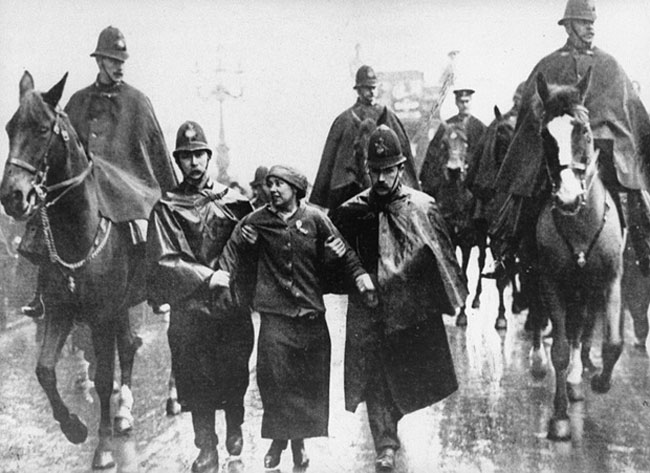 Öruggara hefur þótt að hafa góðan hóp af lögreglumönnum þegar Sylvia Pankhurst var handtekin árið 1912.