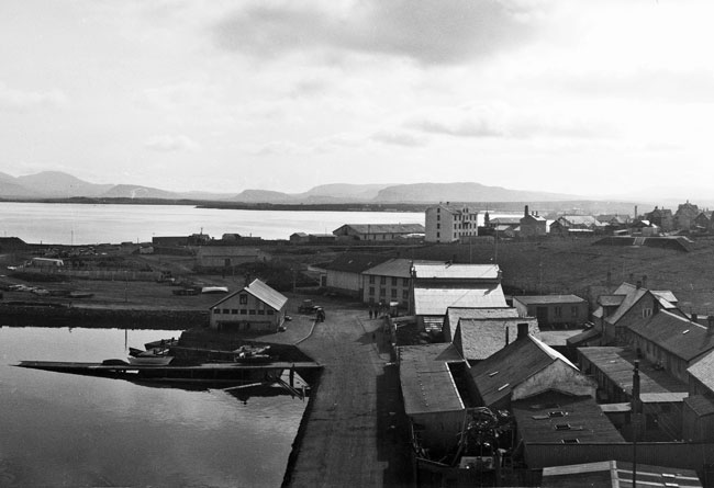 Hafnargarðurinn tilbúinn sem var gerður á árunum 1913-1917. Ljósmyndin er tekin áður en garðurinn var færður árið 1928. Ljósmyndari Magnús Ólafsson. Ljósmyndasafn Reykjavíkur.