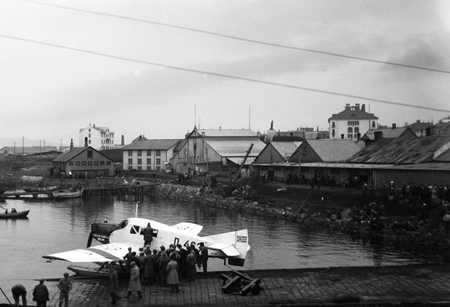 Hafnargarðurinn var færður fram um 7 metra og Tryggvagata breikkuð, árið 1928. Ljósmyndari Magnús Ólafsson. Ljósmyndasafn Reykjavíkur.