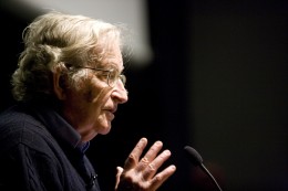 Noam Chomsky flytur fyrirlestur um málvísindi í kennslustund við Háskóla Íslands.