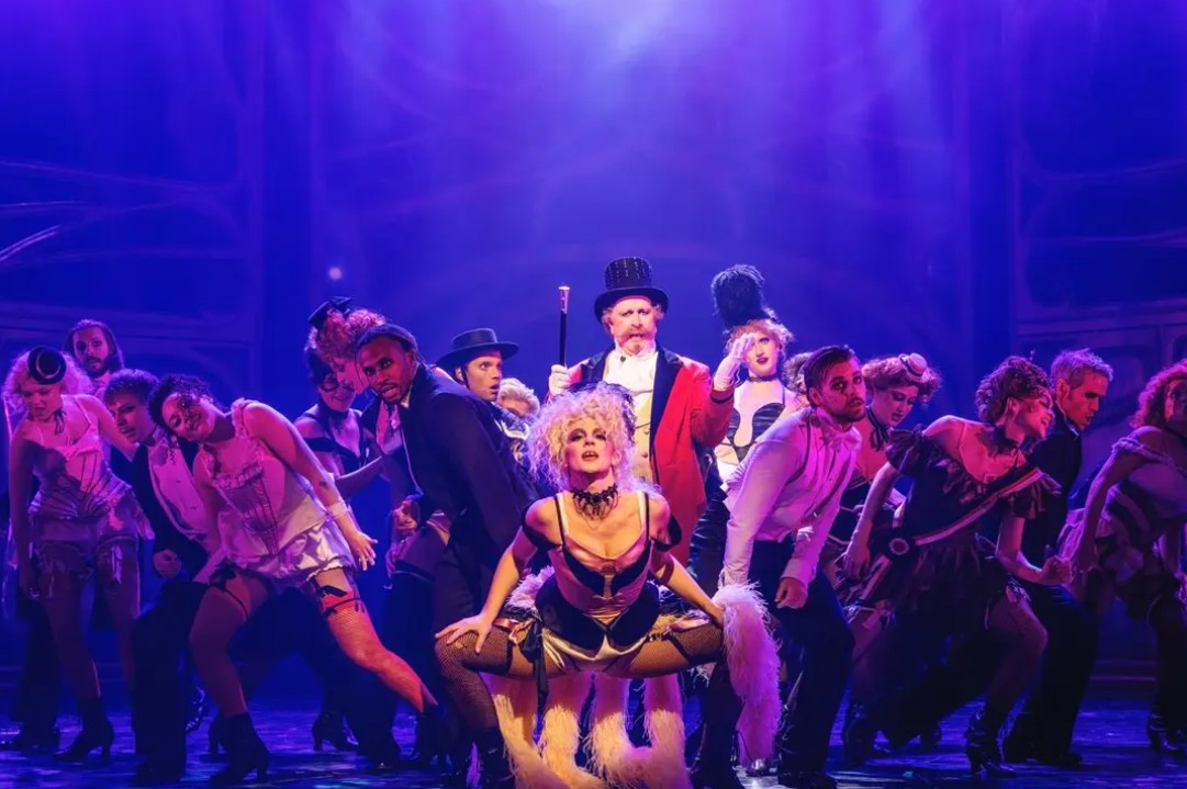 Ekkert er fegurra en ástin og ekkert er óumflýjanlegra en dauðinn